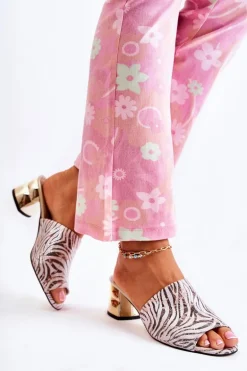 Skórzane Klapki Damskie Wzór Zebra Na Obcasie Różowo-Białe Perry