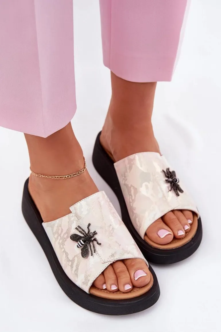 Skórzane Klapki Damskie Z Broszką Vinceza 66752 Beżowe