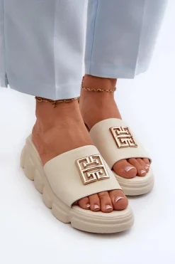 Skórzane Klapki Damskie Ze Złotą Ozdobą Na Koturnie Vinceza 41444 Beżowe