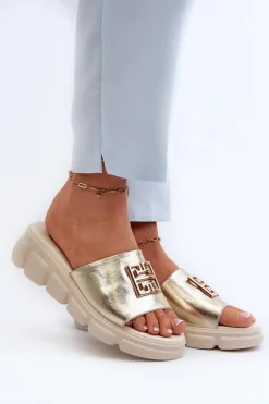 Skórzane Klapki Damskie Ze Złotą Ozdobą Na Koturnie Vinceza 41444 Złote