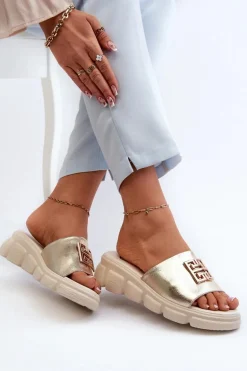 Skórzane Klapki Damskie Ze Złotą Ozdobą Na Koturnie Vinceza 41444 Złote