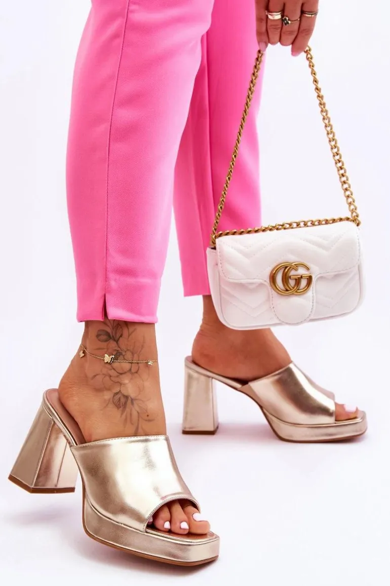 Skórzane Klapki Na Obcasie Złote Livesa