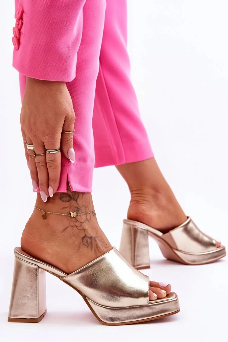 Skórzane Klapki Na Obcasie Złote Livesa