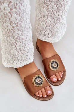 Skórzane Klapki Z Ozdobą Na Płaskim Obcasie Lewski 3047/O Camel