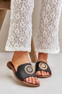 Skórzane Klapki Z Ozdobą Na Płaskim Obcasie Zazoo 3047/O Czarne