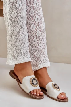 Skórzane Klapki Z Ozdobą Na Płaskim Obcasie Lewski 3047/O Złoty Przecierany