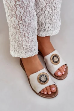 Skórzane Klapki Z Ozdobą Na Płaskim Obcasie Lewski 3047/O Złoty Przecierany