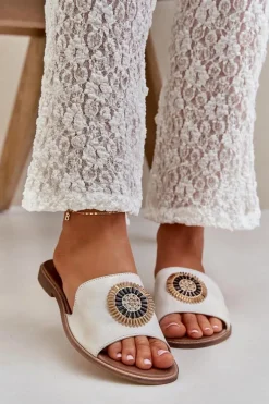 Skórzane Klapki Z Ozdobą Na Płaskim Obcasie Lewski 3047/O Złoty Przecierany