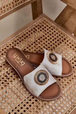 Skórzane Klapki Z Ozdobą Na Płaskim Obcasie Lewski 3047/O Złoty Przecierany