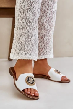 Skórzane Klapki Z Ozdobą Na Płaskim Obcasie Lewski 3047/O Białe