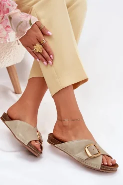 Skórzane Klapki Ze Złotą Klamrą Maciejka 07000-22 Pistacjowe