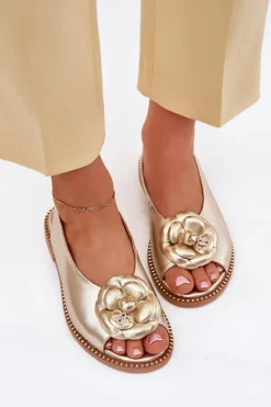Skórzane Płaskie Sandały Z Ozdobą CheBello 4642 Złote