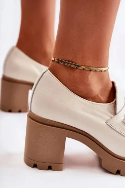 Skórzane Półbuty Na Słupku Ze Złotą Ozdobą Jasnobeżowe Lemar Mikeyla