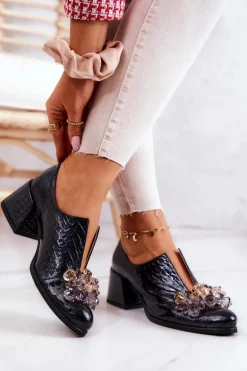 Skórzane Półbuty Wzór Krokodyl Z Ozdobą Czarne Delaver