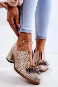 Skórzane Półbuty Wzór Krokodyl Z Ozdobą Beżowe Delaver