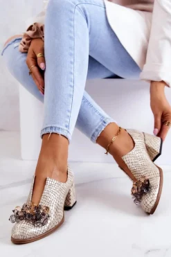 Skórzane Półbuty Wzór Krokodyl Z Ozdobą Beżowe Delaver