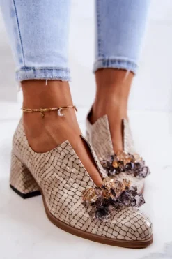 Skórzane Półbuty Wzór Krokodyl Z Ozdobą Beżowe Delaver