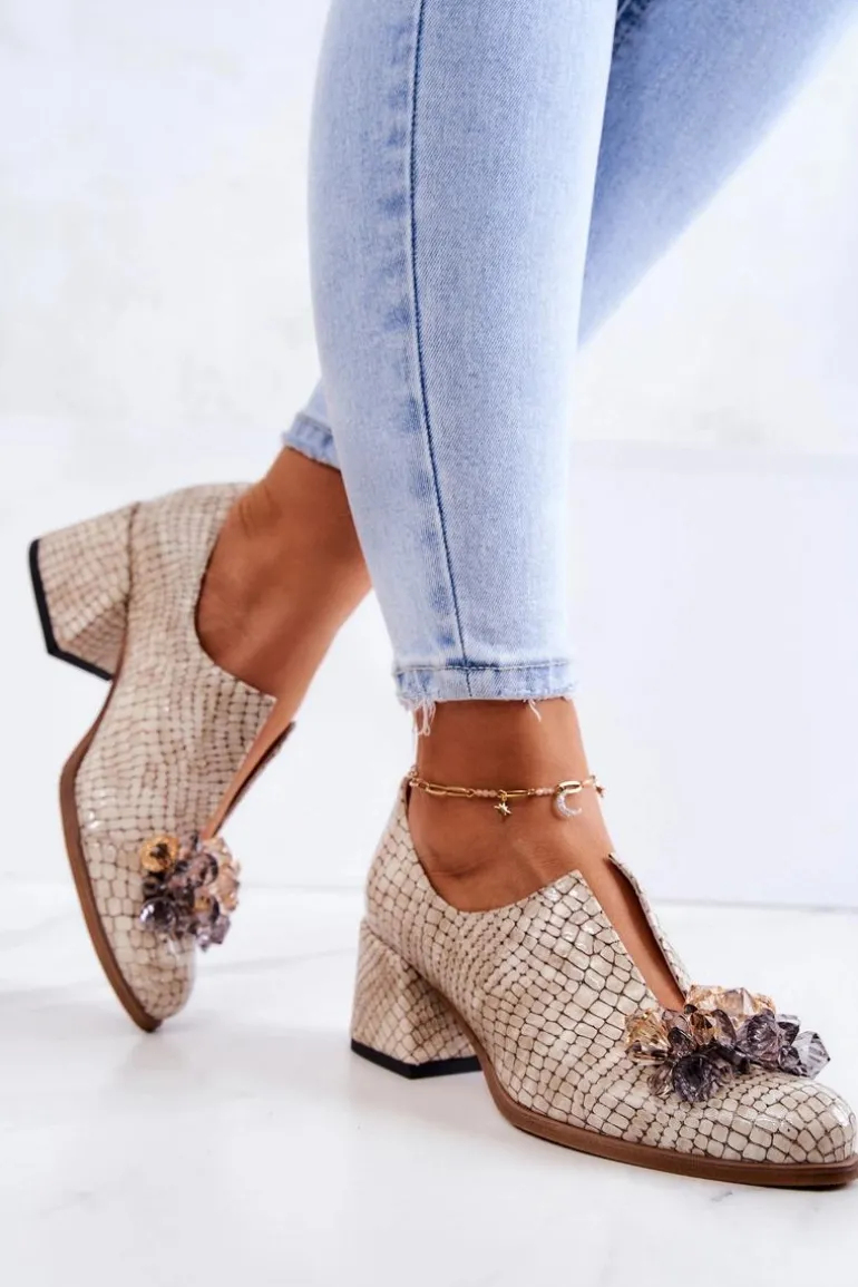 Skórzane Półbuty Wzór Krokodyl Z Ozdobą Beżowe Delaver