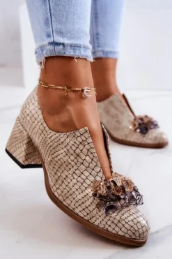 Skórzane Półbuty Wzór Krokodyl Z Ozdobą Beżowe Delaver