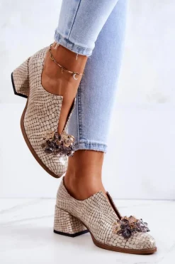 Skórzane Półbuty Wzór Krokodyl Z Ozdobą Beżowe Delaver