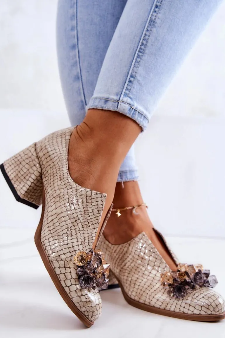 Skórzane Półbuty Wzór Krokodyl Z Ozdobą Beżowe Delaver