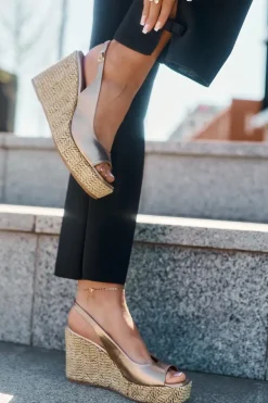 Skórzane Sandały Damskie Na Koturnie Z Plecionką Laura Messi 2789 Złote