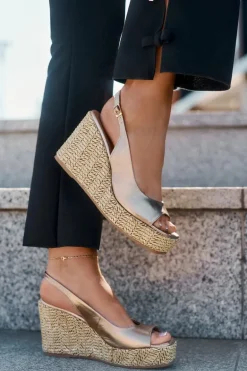 Skórzane Sandały Damskie Na Koturnie Z Plecionką Laura Messi 2789 Złote
