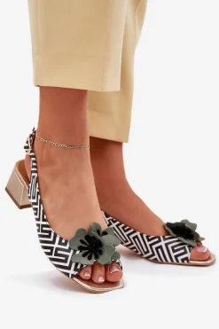 Skórzane Sandały Damskie Na Klocku Z Ozdobnym Kwiatem Laura Messi 2973 Biało-Czarne