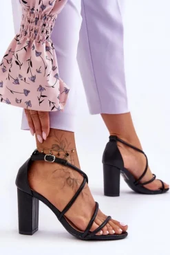 Skórzane Sandały Na Słupku Z Paseczkami Czarne La Meria