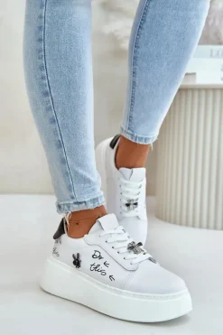 Skórzane Sneakersy Damskie Na Platformie Z Przypinkami I Napisem Vinceza 89102 Białe