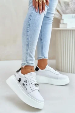 Skórzane Sneakersy Damskie Na Platformie Z Przypinkami I Napisem Vinceza 89102 Białe