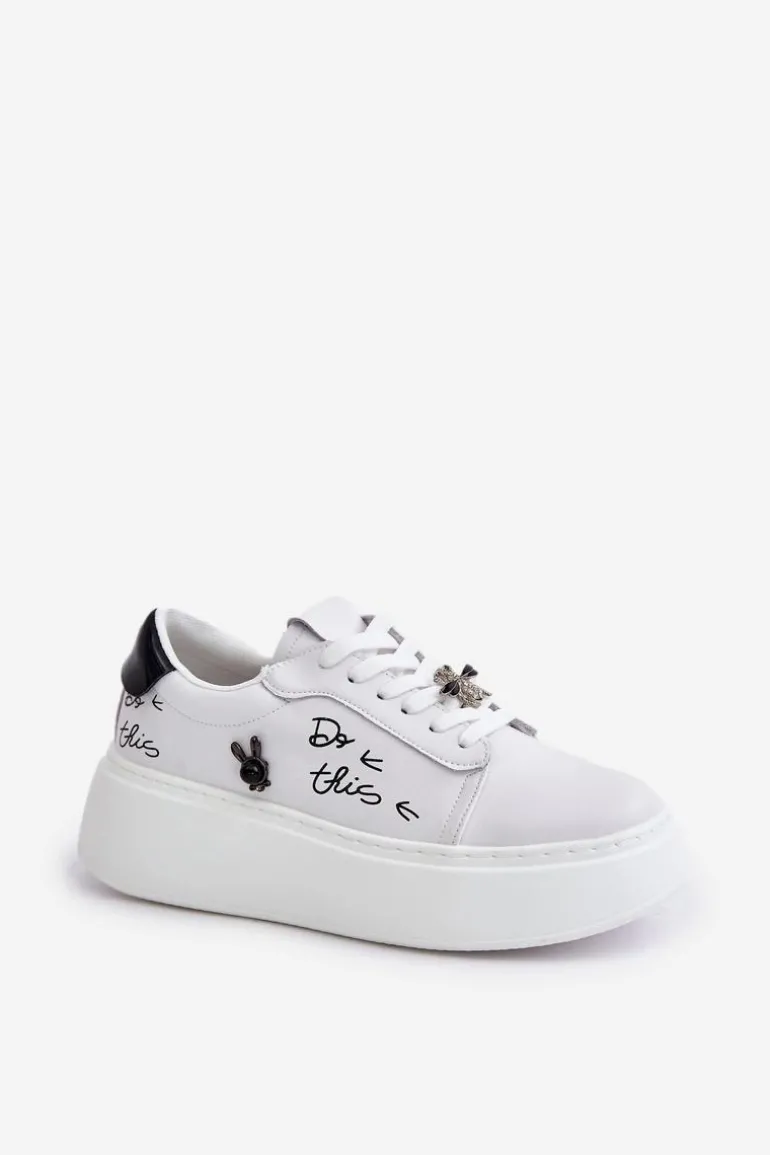 Skórzane Sneakersy Damskie Na Platformie Z Przypinkami I Napisem Vinceza 89102 Białe