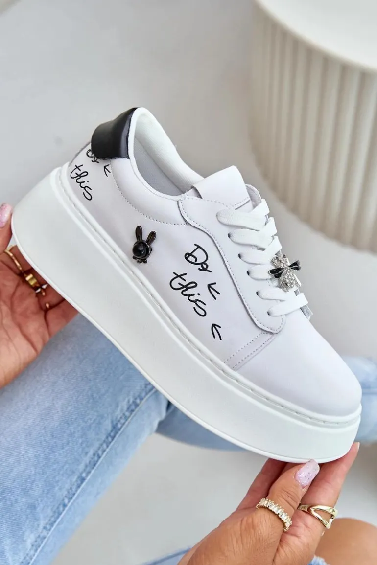 Skórzane Sneakersy Damskie Na Platformie Z Przypinkami I Napisem Vinceza 89102 Białe