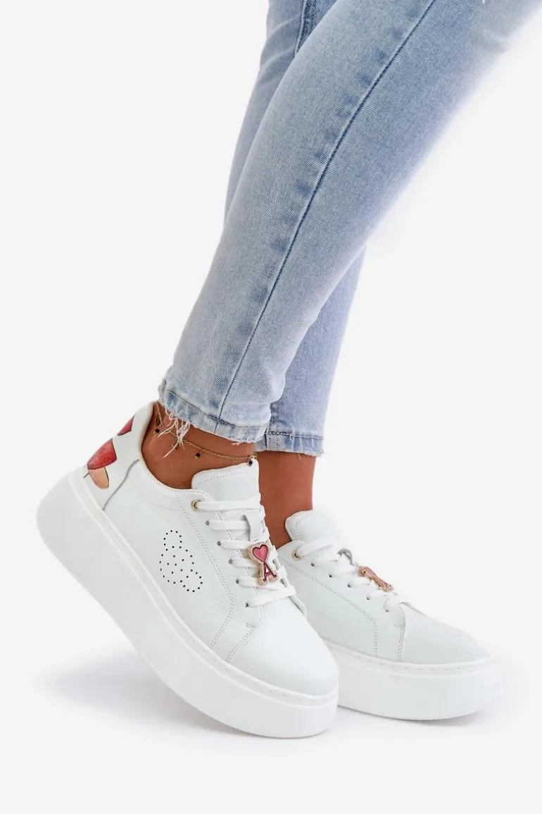 Skórzane Sneakersy Damskie Na Platformie Z Przypinką I Ozdobnym Kwiatem 89100 Białe