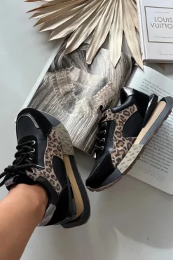 Skórzane Sneakersy Damskie Na Platformie Panterka Artiker 55C0134 Czarne