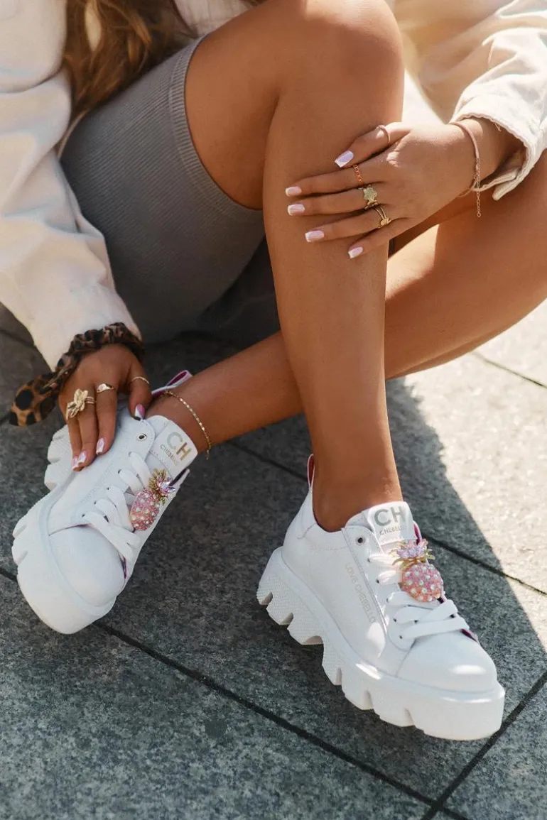 Skórzane Sneakersy Z Ozdobną Broszką Ananas CheBello 4651 Białe