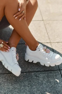 Skórzane Sneakersy Z Ozdobną Broszką Ananas CheBello 4651 Białe