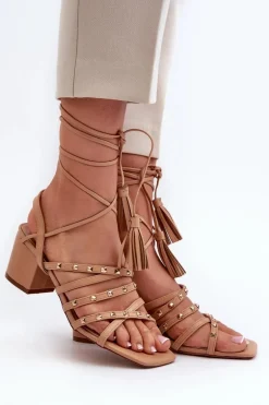 Wiązane Sandały Na Niskim Obcasie Ozdobione Ćwiekami Camel Chrisele
