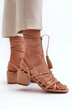Wiązane Sandały Na Niskim Obcasie Ozdobione Ćwiekami Camel Chrisele
