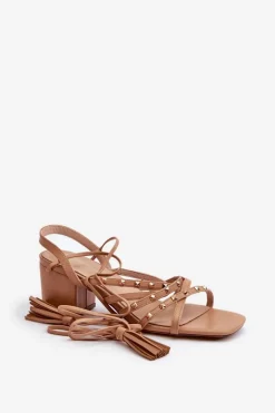 Wiązane Sandały Na Niskim Obcasie Ozdobione Ćwiekami Camel Chrisele