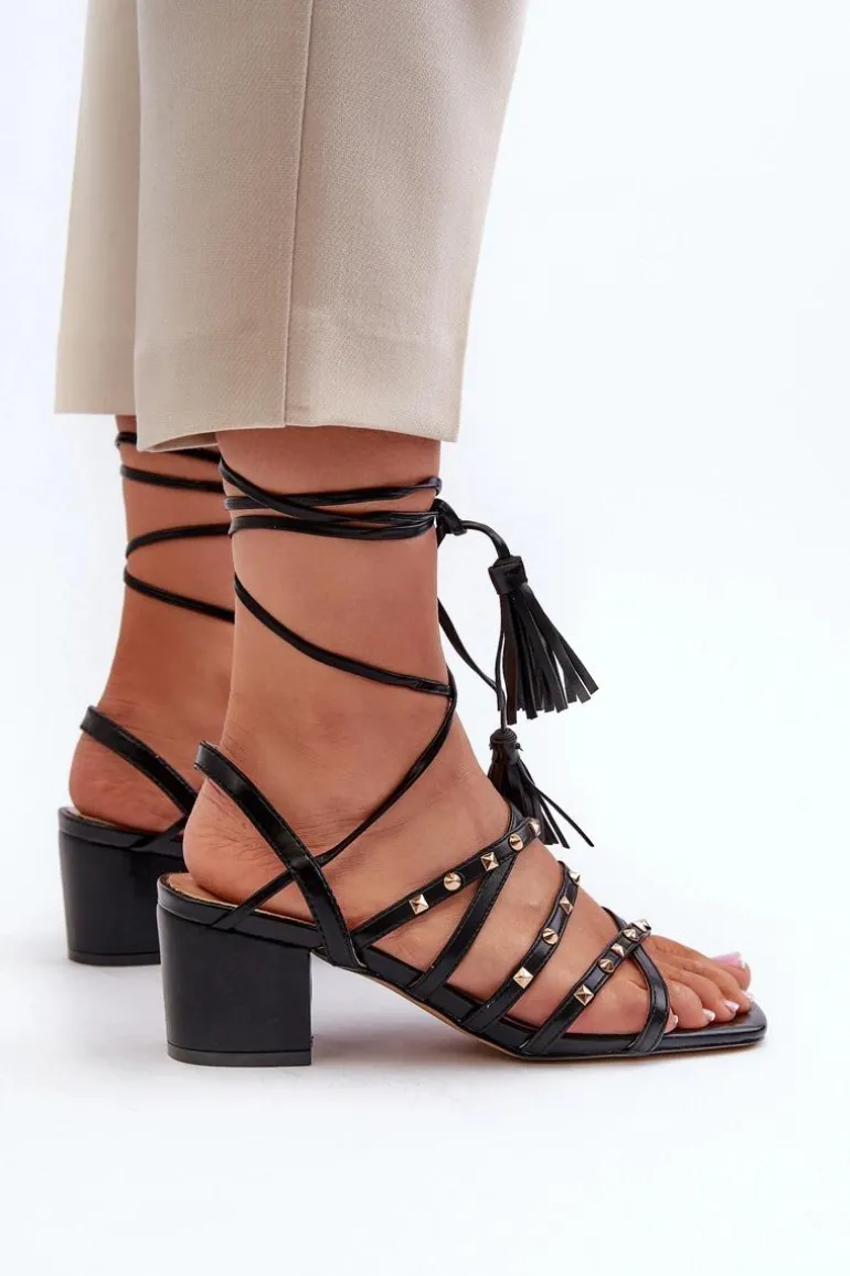 Wiązane Sandały Na Niskim Obcasie Ozdobione Ćwiekami Czarne Chrisele
