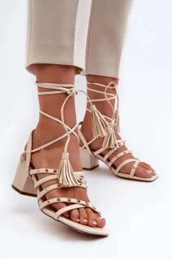 Wiązane Sandały Na Niskim Obcasie Ozdobione Ćwiekami Beżowe Chrisele