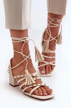 Wiązane Sandały Na Niskim Obcasie Ozdobione Ćwiekami Beżowe Chrisele