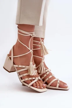 Wiązane Sandały Na Niskim Obcasie Ozdobione Ćwiekami Beżowe Chrisele