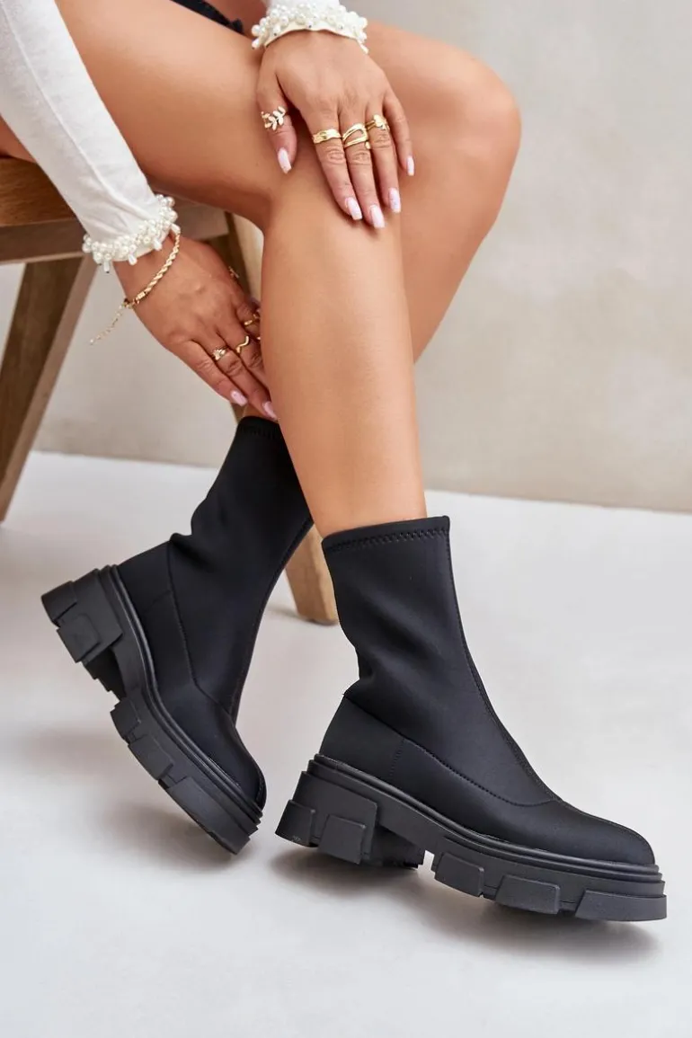 Wsuwane Botki Na Płaskim Obcasie Czarne Ravendria