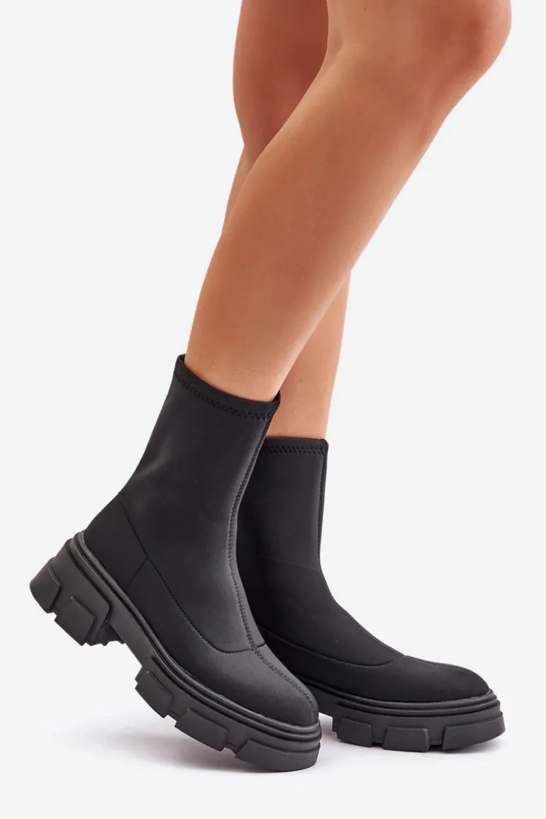 Wsuwane Botki Na Płaskim Obcasie Czarne Ravendria