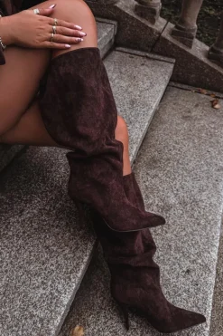 Wsuwane Kozaki Damskie Na Szpilce Z Eko Zamszu Czekoladowe Noretta