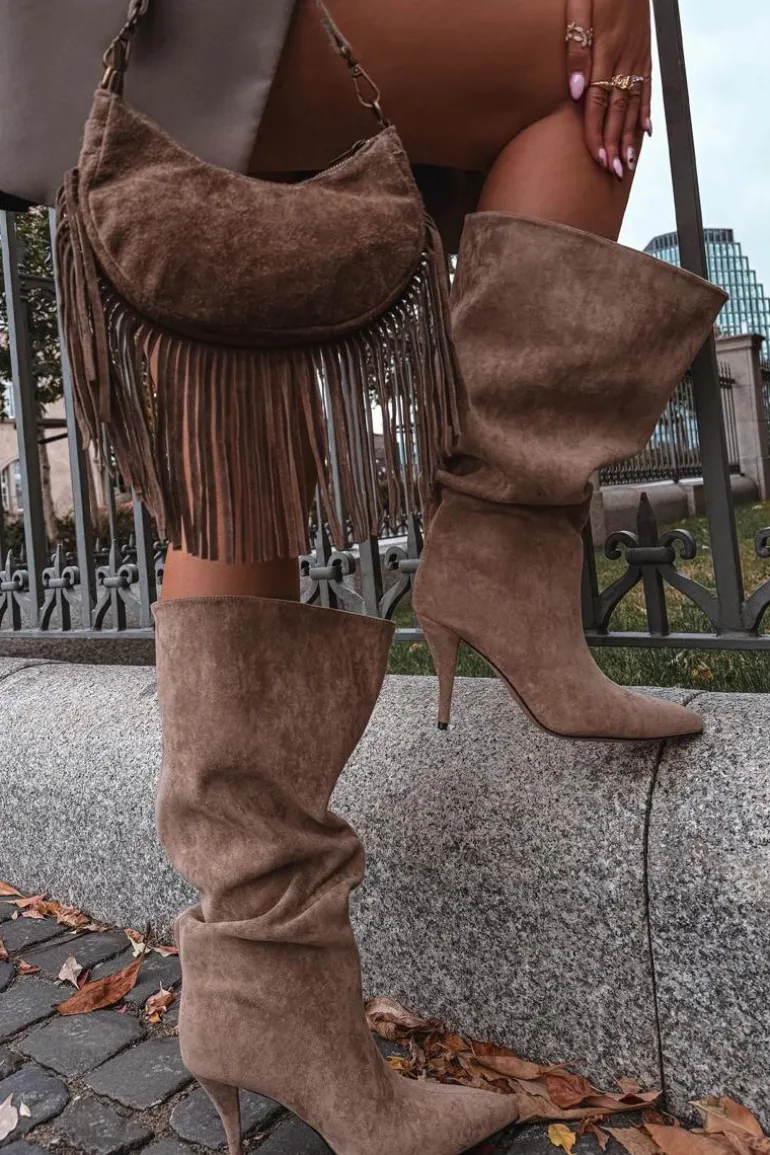 Wsuwane Kozaki Damskie Na Szpilce Z Eko Zamszu Beżowe Noretta