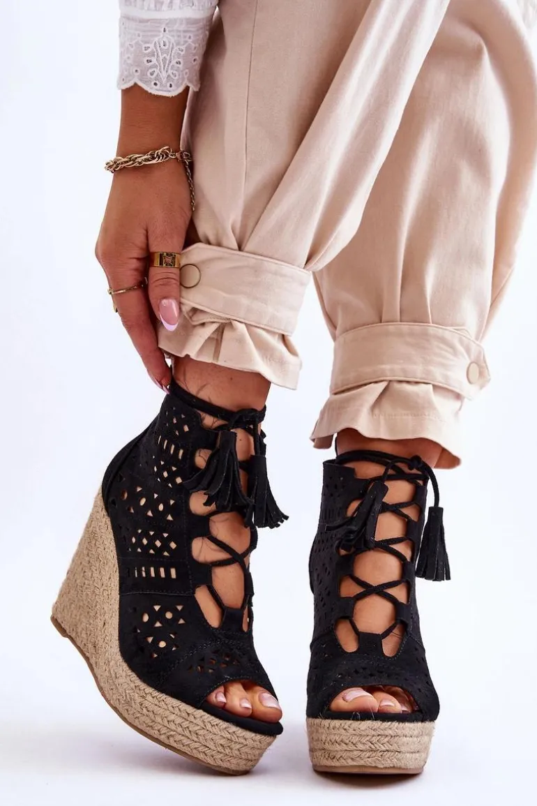 Zamszowe Ażurowe Botki Na Koturnie Czarne Berthe