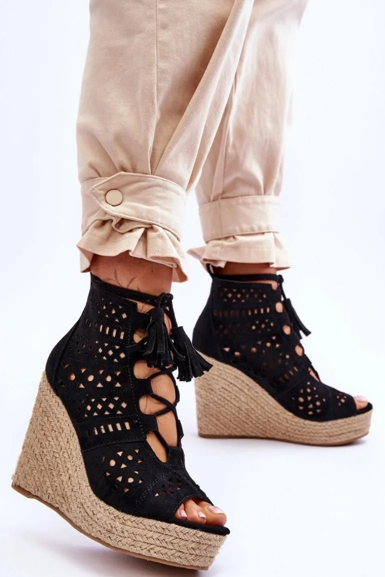 Zamszowe Ażurowe Botki Na Koturnie Czarne Berthe